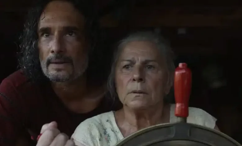 O Último Azul 1 Em um Brasil distópico, Tereza, 77 anos, desafia uma ordem do governo e embarca em uma jornada pela Amazônia em busca de seus últimos sonhos. "O Último Azul", filme de Gabriel Mascaro, celebra a vitalidade da velhice e a busca por significado em meio às adversidades.