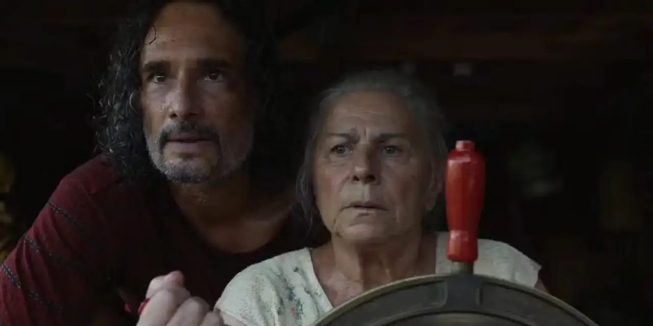 Em um Brasil distópico, Tereza, 77 anos, desafia uma ordem do governo e embarca em uma jornada pela Amazônia em busca de seus últimos sonhos. "O Último Azul", filme de Gabriel Mascaro, celebra a vitalidade da velhice e a busca por significado em meio às adversidades.