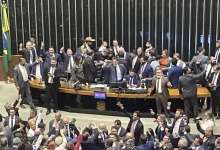 Presidente da Câmara encaminhou representações contra deputados que participaram da obstrução física do plenário para a Corregedoria. Cinco parlamentares, incluindo Marcos Pollon, Zé Trovão, Júlia Zanatta, Marcel van Hattem e Camila Jara, estão no centro das atenções. Acusações de insultos, empurrões e impedimento da presidência da Câmara estão sendo analisadas.