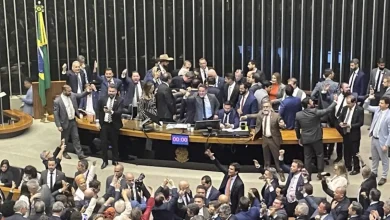 Presidente da Câmara encaminhou representações contra deputados que participaram da obstrução física do plenário para a Corregedoria. Cinco parlamentares, incluindo Marcos Pollon, Zé Trovão, Júlia Zanatta, Marcel van Hattem e Camila Jara, estão no centro das atenções. Acusações de insultos, empurrões e impedimento da presidência da Câmara estão sendo analisadas.