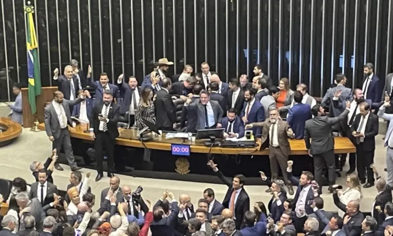 Presidente da Câmara encaminhou representações contra deputados que participaram da obstrução física do plenário para a Corregedoria. Cinco parlamentares, incluindo Marcos Pollon, Zé Trovão, Júlia Zanatta, Marcel van Hattem e Camila Jara, estão no centro das atenções. Acusações de insultos, empurrões e impedimento da presidência da Câmara estão sendo analisadas.