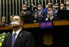 14 deputados denunciados por obstruir sessões da Câmara após recesso. Denúncias incluem obstrução do funcionamento da Casa e busca por votações controversas.