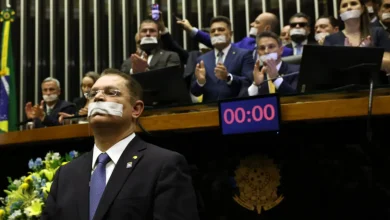 14 deputados denunciados por obstruir sessões da Câmara após recesso. Denúncias incluem obstrução do funcionamento da Casa e busca por votações controversas.
