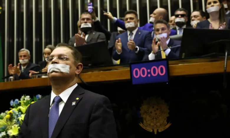 14 deputados denunciados por obstruir sessões da Câmara após recesso. Denúncias incluem obstrução do funcionamento da Casa e busca por votações controversas.