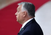 Primeiro-ministro húngaro Viktor Orbán afirma que a Rússia já venceu a guerra na Ucrânia, gerando grande controvérsia. Orbán critica a União Europeia por apoiar a autonomia ucraniana e defende que Zelensky deveria buscar participação nas negociações.