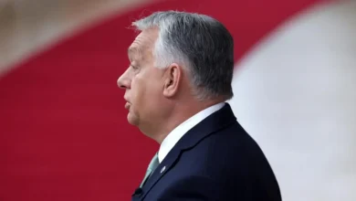 Primeiro-ministro húngaro Viktor Orbán afirma que a Rússia já venceu a guerra na Ucrânia, gerando grande controvérsia. Orbán critica a União Europeia por apoiar a autonomia ucraniana e defende que Zelensky deveria buscar participação nas negociações.