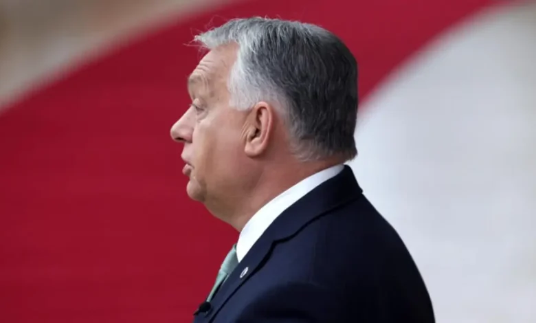 Primeiro-ministro húngaro Viktor Orbán afirma que a Rússia já venceu a guerra na Ucrânia, gerando grande controvérsia. Orbán critica a União Europeia por apoiar a autonomia ucraniana e defende que Zelensky deveria buscar participação nas negociações.