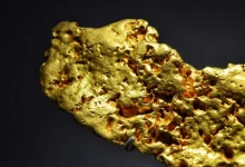 Cientistas superaqueceram ouro a 19 mil Kelvin sem que ele fundisse, desafiando a "Catástrofe da Entropia". O aquecimento ultrarrápido congelou a estrutura cristalina, revelando um estado sólido extremo. A descoberta abre novas possibilidades para a física de altas temperaturas e materiais.