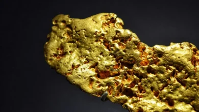 Cientistas superaqueceram ouro a 19 mil Kelvin sem que ele fundisse, desafiando a "Catástrofe da Entropia". O aquecimento ultrarrápido congelou a estrutura cristalina, revelando um estado sólido extremo. A descoberta abre novas possibilidades para a física de altas temperaturas e materiais.