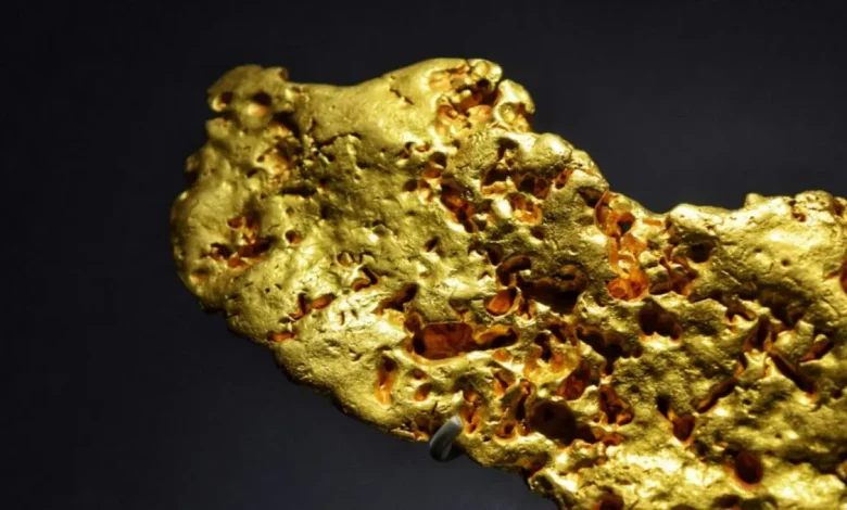 Cientistas superaqueceram ouro a 19 mil Kelvin sem que ele fundisse, desafiando a "Catástrofe da Entropia". O aquecimento ultrarrápido congelou a estrutura cristalina, revelando um estado sólido extremo. A descoberta abre novas possibilidades para a física de altas temperaturas e materiais.