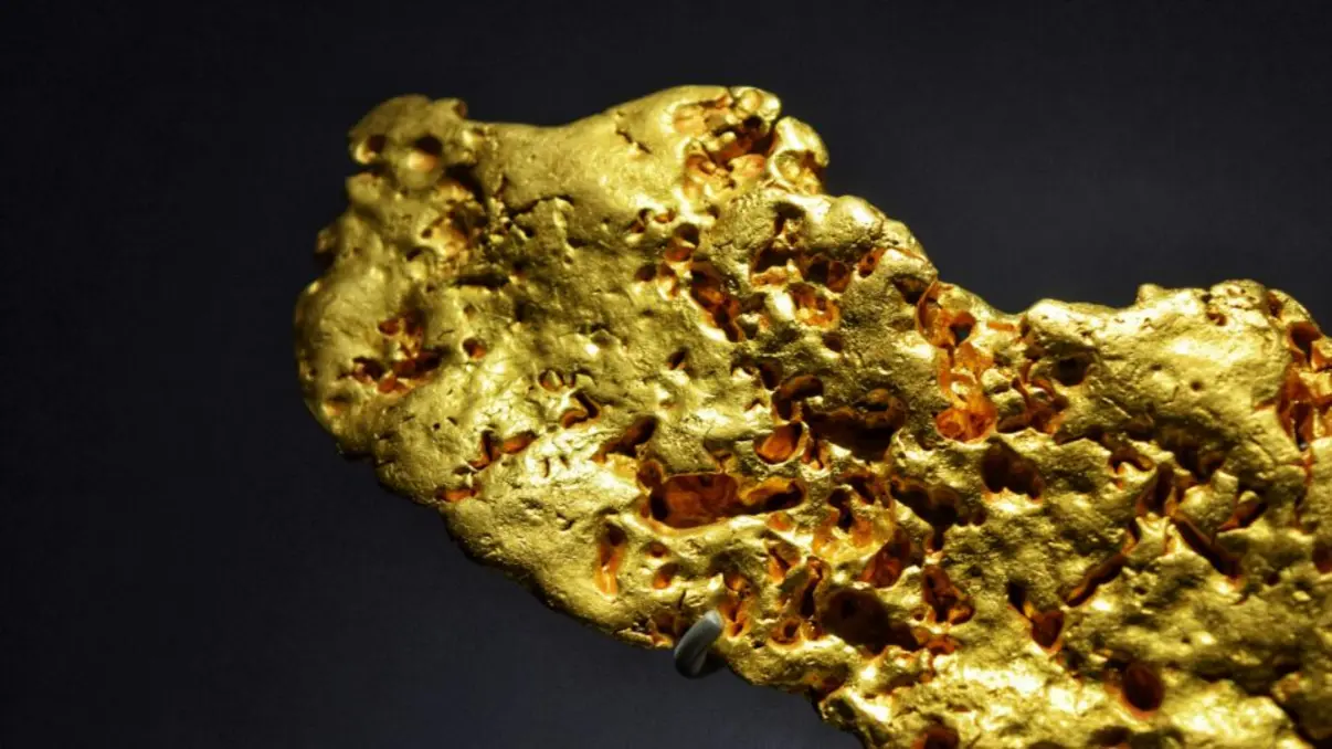Cientistas superaqueceram ouro a 19 mil Kelvin sem que ele fundisse, desafiando a "Catástrofe da Entropia". O aquecimento ultrarrápido congelou a estrutura cristalina, revelando um estado sólido extremo. A descoberta abre novas possibilidades para a física de altas temperaturas e materiais.