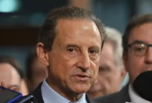 Presidente da Fiesp, Paulo Skaf critica falta de postura assertiva do governo brasileiro diante das tarifas impostas pelos EUA. Skaf defende ação diplomática para reverter a decisão e destaca necessidade de fortalecer posição do Brasil em negociações internacionais.