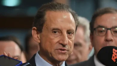 Presidente da Fiesp, Paulo Skaf critica falta de postura assertiva do governo brasileiro diante das tarifas impostas pelos EUA. Skaf defende ação diplomática para reverter a decisão e destaca necessidade de fortalecer posição do Brasil em negociações internacionais.