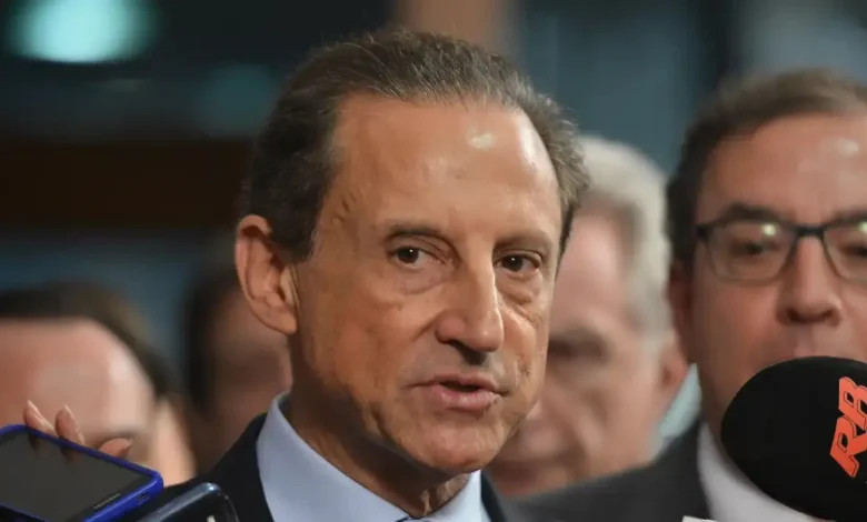 Skaf critica falta de postura do governo diante de tarifas dos EUA 1 Presidente da Fiesp, Paulo Skaf critica falta de postura assertiva do governo brasileiro diante das tarifas impostas pelos EUA. Skaf defende ação diplomática para reverter a decisão e destaca necessidade de fortalecer posição do Brasil em negociações internacionais.