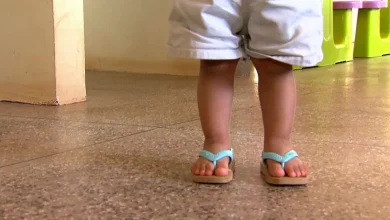 Duas crianças venezuelanas de 3 e 6 anos receberam documentação para acesso a direitos básicos e busca por família acolhedora em Manaus. Polícia Federal, TJAM e Secretaria de Justiça se uniram para garantir uma vida digna.