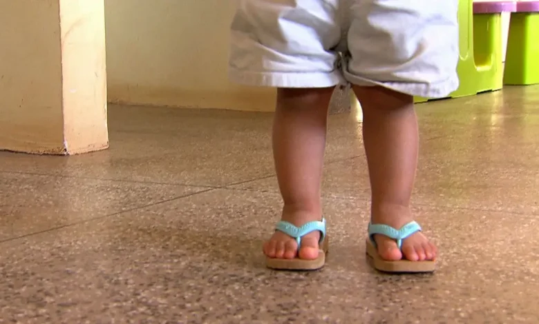 Crianças venezuelanas de 3 e 6 anos recebem documentação e buscam família acolhedora em Manaus 1 Duas crianças venezuelanas de 3 e 6 anos receberam documentação para acesso a direitos básicos e busca por família acolhedora em Manaus. Polícia Federal, TJAM e Secretaria de Justiça se uniram para garantir uma vida digna.
