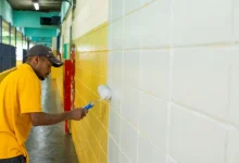 Governo de São Paulo investe R$ 2,65 bilhões em 5.538 obras em escolas estaduais nos últimos 31 meses, construindo uma nova unidade a cada 4 horas. O objetivo é modernizar a educação e oferecer um ambiente de aprendizado de qualidade para os alunos.