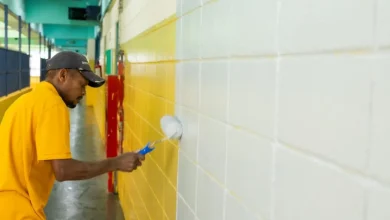 Governo de São Paulo investe R$ 2,65 bilhões em 5.538 obras em escolas estaduais nos últimos 31 meses, construindo uma nova unidade a cada 4 horas. O objetivo é modernizar a educação e oferecer um ambiente de aprendizado de qualidade para os alunos.