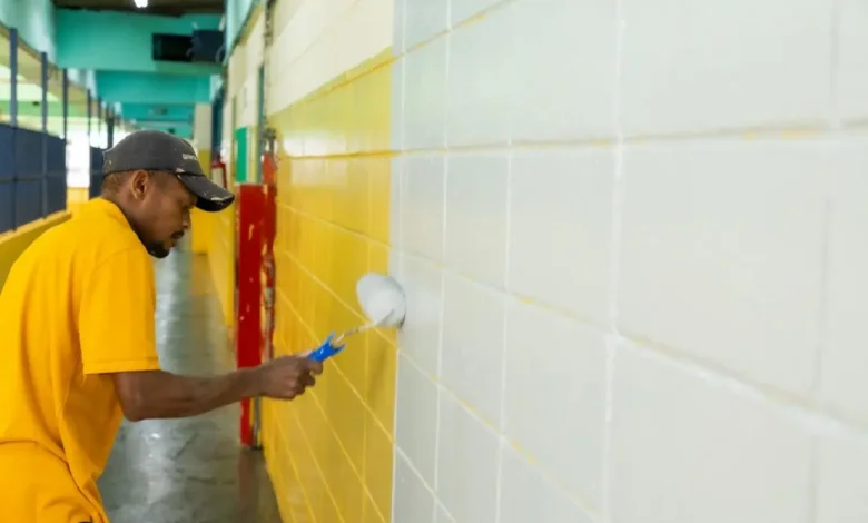 R$ 2,65 bilhões em 5.538 obras modernizam escolas estaduais em SP 1 Governo de São Paulo investe R$ 2,65 bilhões em 5.538 obras em escolas estaduais nos últimos 31 meses, construindo uma nova unidade a cada 4 horas. O objetivo é modernizar a educação e oferecer um ambiente de aprendizado de qualidade para os alunos.