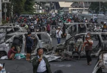 Indonésia em chamas após aumento salarial de 33% para deputados. Protestos violentos com ataques a prédios, veículos incendiados e 3 mortos. Presidente cancela viagem a Pequim.