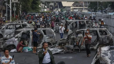 Indonésia em chamas após aumento salarial de 33% para deputados. Protestos violentos com ataques a prédios, veículos incendiados e 3 mortos. Presidente cancela viagem a Pequim.