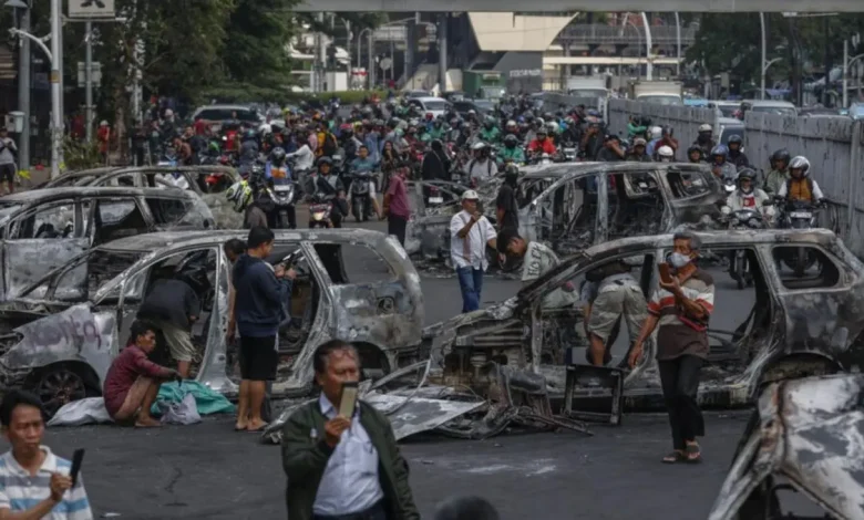 Indonésia em Erupção: Protestos Violentos Após Aumento Salarial de Deputados 1 Indonésia em chamas após aumento salarial de 33% para deputados. Protestos violentos com ataques a prédios, veículos incendiados e 3 mortos. Presidente cancela viagem a Pequim.