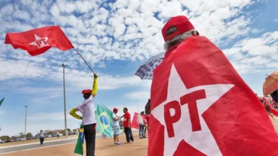 PT realiza 17º Encontro Nacional com debates intensos sobre o futuro do partido e posicionamento em relação à política internacional. Mil delegados analisam o cenário brasileiro e traçam estratégias para fortalecer a legenda.