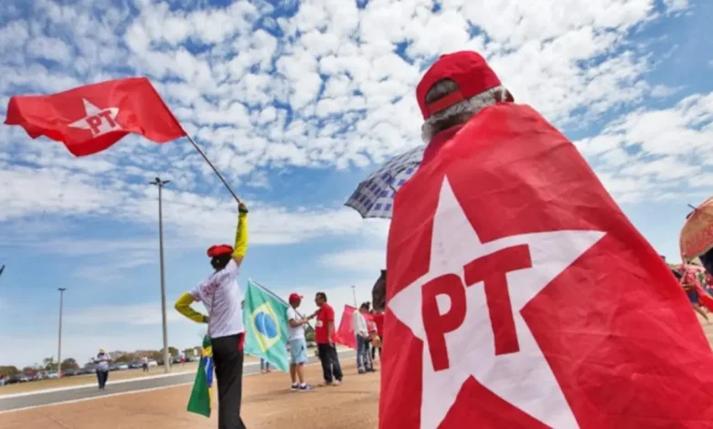 17º Encontro Nacional do PT: Debates sobre o Futuro e a Política Internacional 1 PT realiza 17º Encontro Nacional com debates intensos sobre o futuro do partido e posicionamento em relação à política internacional. Mil delegados analisam o cenário brasileiro e traçam estratégias para fortalecer a legenda.