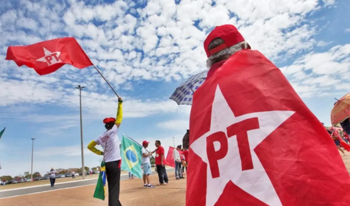 PT realiza 17º Encontro Nacional com debates intensos sobre o futuro do partido e posicionamento em relação à política internacional. Mil delegados analisam o cenário brasileiro e traçam estratégias para fortalecer a legenda.