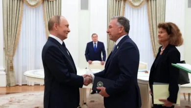 Após reunião de 3 horas entre enviado especial dos EUA, Steve Witkoff, e Putin, Casa Branca confirma tarifas secundárias à Rússia a partir de sexta-feira. Apesar da descrição da reunião como produtiva, Trump mantém ultimato sobre cessar-fogo na Ucrânia.