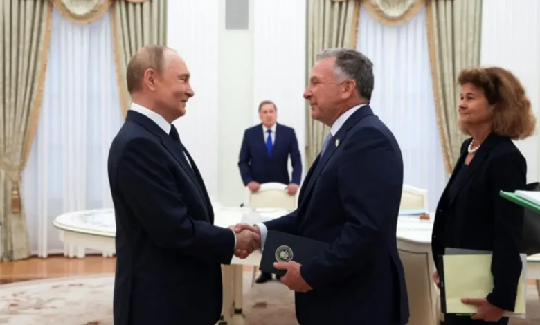 EEUU Impoe Tarifas Adicionais à Rússia Após Reunião de Putin e Enviado Especial 1 Após reunião de 3 horas entre enviado especial dos EUA, Steve Witkoff, e Putin, Casa Branca confirma tarifas secundárias à Rússia a partir de sexta-feira. Apesar da descrição da reunião como produtiva, Trump mantém ultimato sobre cessar-fogo na Ucrânia.