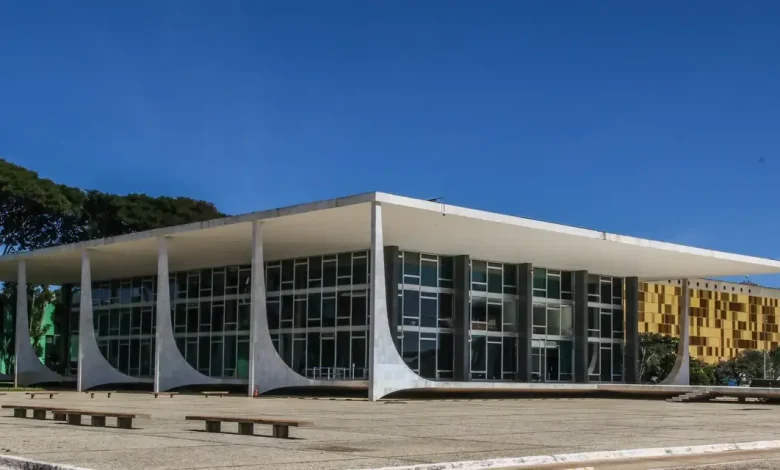 STF mantém fator previdenciário para aposentadorias até 1998 1 STF mantém fator previdenciário para aposentadorias até 1998, evitando impacto de R$ 130 bilhões na União. Decisão da maioria previne reclamações de aposentados que argumentavam por benefícios mais vantajosos sob regras da transição da reforma de 98.