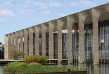 Brasil responde formalmente aos EUA sobre investigação de práticas comerciais. O governo brasileiro defende a neutralidade do Pix e se posiciona contra alegações de discriminação. Disputa comercial segue em análise com audiência pública marcada para setembro.