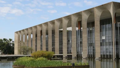 Brasil responde formalmente aos EUA sobre investigação de práticas comerciais. O governo brasileiro defende a neutralidade do Pix e se posiciona contra alegações de discriminação. Disputa comercial segue em análise com audiência pública marcada para setembro.
