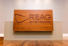 Polícia Federal realiza busca e apreensão na sede da Reag Investimentos. Ações da empresa despencam após notícia. Investigação busca esclarecer causas da operação e impactar o mercado financeiro.