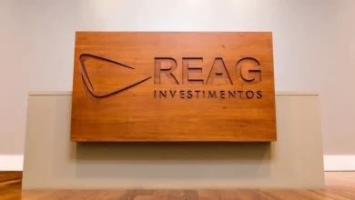 Polícia Federal realiza busca e apreensão na sede da Reag Investimentos. Ações da empresa despencam após notícia. Investigação busca esclarecer causas da operação e impactar o mercado financeiro.