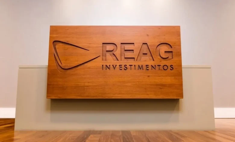 PF faz busca e apreensão na Reag Investimentos; ações despencam 1 Polícia Federal realiza busca e apreensão na sede da Reag Investimentos. Ações da empresa despencam após notícia. Investigação busca esclarecer causas da operação e impactar o mercado financeiro.