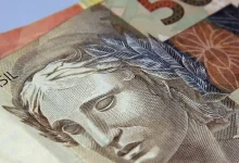 Saques na poupança superam depósitos em R$ 6,25 bilhões em julho, alta de quase 590% em relação a 2024. Acumulado de 2025 já ultrapassa R$ 56 bilhões, 15 vezes maior que o mesmo período de 2024. A alta da Selic para 15% contribui para a tendência.