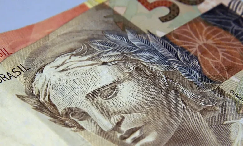 Saques na Poupança Explodem em 2025: R$ 6,25 Bilhões Retirados em Julho 1 Saques na poupança superam depósitos em R$ 6,25 bilhões em julho, alta de quase 590% em relação a 2024. Acumulado de 2025 já ultrapassa R$ 56 bilhões, 15 vezes maior que o mesmo período de 2024. A alta da Selic para 15% contribui para a tendência.