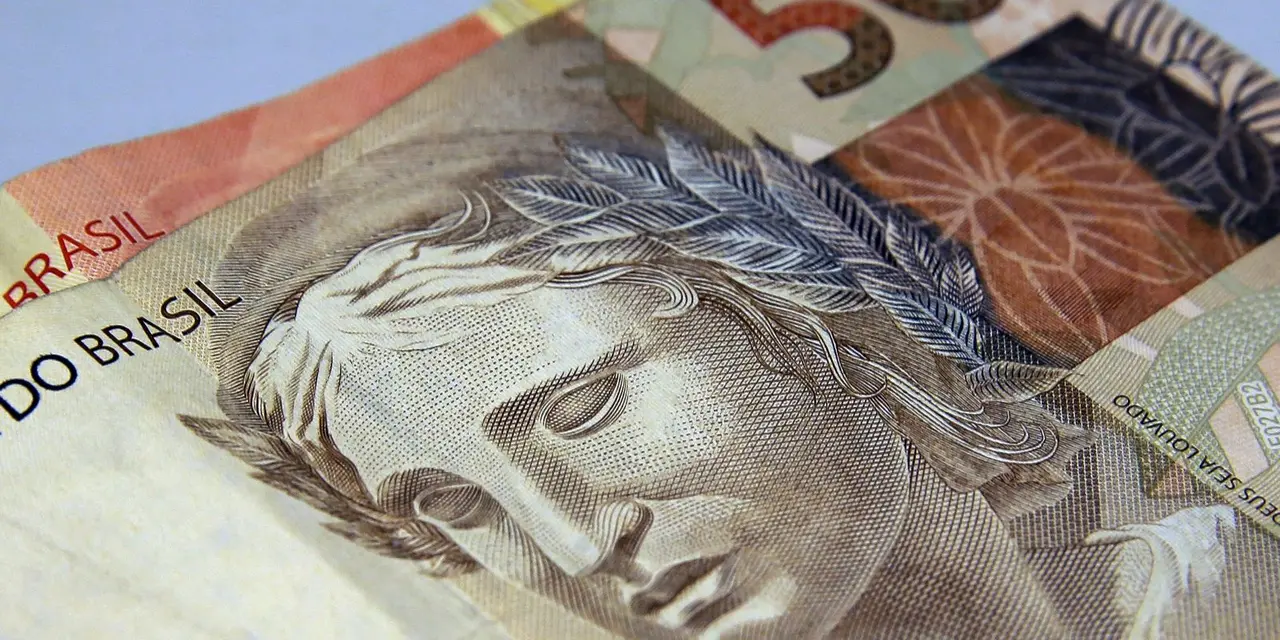 Saques na poupança superam depósitos em R$ 6,25 bilhões em julho, alta de quase 590% em relação a 2024. Acumulado de 2025 já ultrapassa R$ 56 bilhões, 15 vezes maior que o mesmo período de 2024. A alta da Selic para 15% contribui para a tendência.