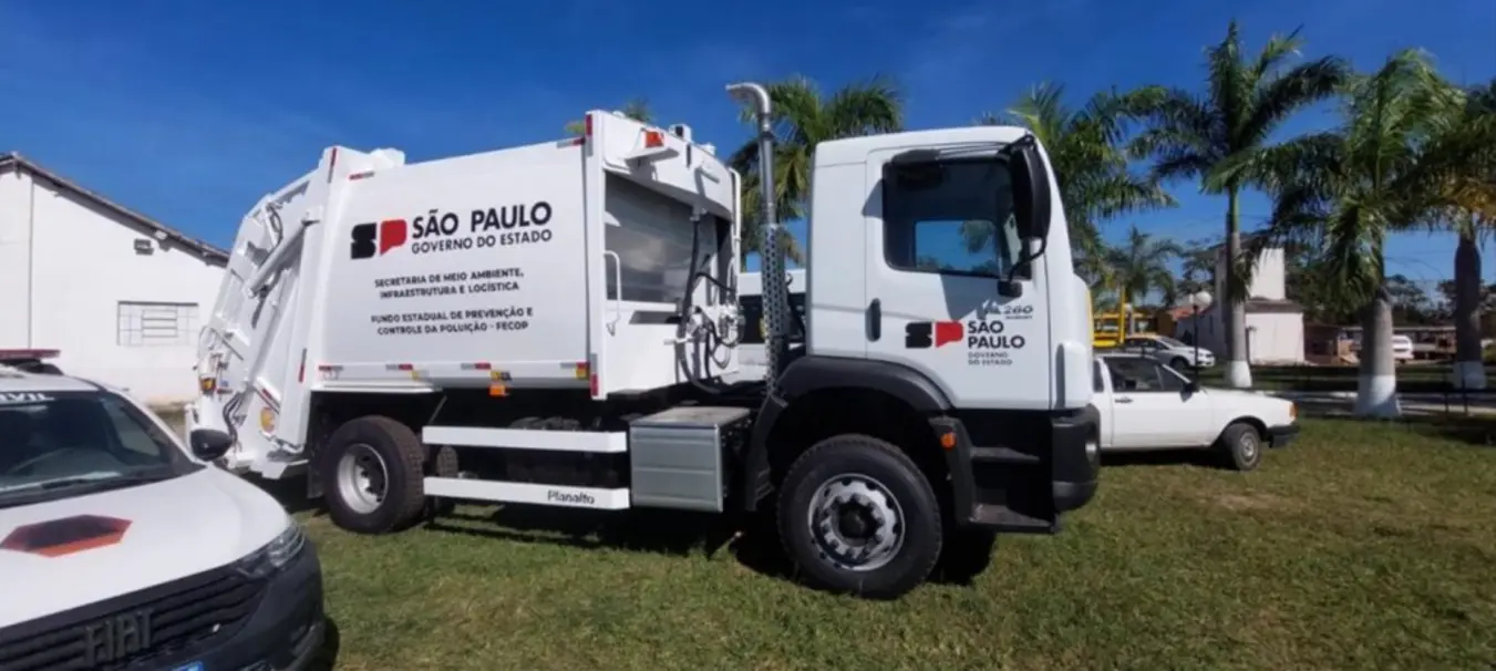 Governo de SP abre edital com R$ 30 milhões para prefeituras adquirirem equipamentos para gestão de resíduos. Caminhões, veículos para coleta seletiva e trituradores de galhos entre as opções. Inscrições até 19/09.