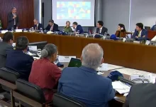 Ministro Rui Costa pede intensificação de entregas do governo Lula para mostrar resultados e contraste com gestão Bolsonaro. Reunião ministerial marcada por tensões e críticas a Eduardo Bolsonaro após ações nos EUA. Desafios para o governo se preparam para as eleições de 2026.