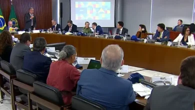 Ministro Rui Costa pede intensificação de entregas do governo Lula para mostrar resultados e contraste com gestão Bolsonaro. Reunião ministerial marcada por tensões e críticas a Eduardo Bolsonaro após ações nos EUA. Desafios para o governo se preparam para as eleições de 2026.