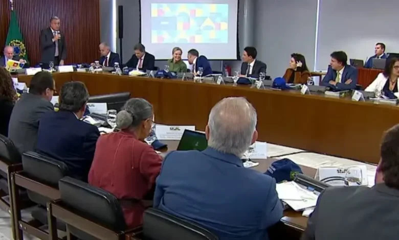 Costa pede aceleração de entregas para contrastar com Bolsonaro em 2026 1 Ministro Rui Costa pede intensificação de entregas do governo Lula para mostrar resultados e contraste com gestão Bolsonaro. Reunião ministerial marcada por tensões e críticas a Eduardo Bolsonaro após ações nos EUA. Desafios para o governo se preparam para as eleições de 2026.