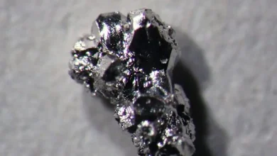 O ródio, metal mais caro do mundo, ultrapassa ouro e diamante. Sua raridade e dificuldades de extração justificam seu preço exorbitante. Descubra as razões por trás da alta cotação do ródio e seu papel crucial na indústria automotiva.