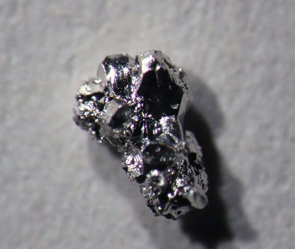 O ródio, metal mais caro do mundo, ultrapassa ouro e diamante. Sua raridade e dificuldades de extração justificam seu preço exorbitante. Descubra as razões por trás da alta cotação do ródio e seu papel crucial na indústria automotiva.