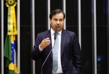 Rodrigo Maia, ex-presidente da Câmara, busca estabilidade política na FIN. Com experiência em articulação e diálogo, Maia foca em tranquilizar STF e Congresso, construindo consensos para um ambiente político harmonioso e o avanço de políticas públicas.