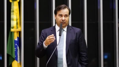 Rodrigo Maia, ex-presidente da Câmara, busca estabilidade política na FIN. Com experiência em articulação e diálogo, Maia foca em tranquilizar STF e Congresso, construindo consensos para um ambiente político harmonioso e o avanço de políticas públicas.