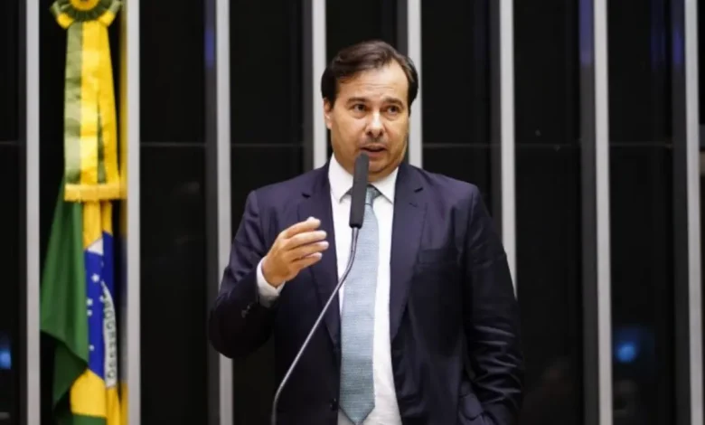Rodrigo Maia: Busca por Estabilidade Política na FIN 1 Rodrigo Maia, ex-presidente da Câmara, busca estabilidade política na FIN. Com experiência em articulação e diálogo, Maia foca em tranquilizar STF e Congresso, construindo consensos para um ambiente político harmonioso e o avanço de políticas públicas.
