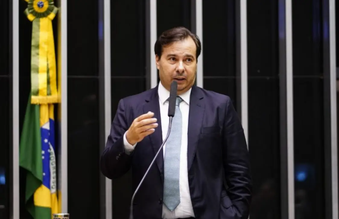 Rodrigo Maia, ex-presidente da Câmara, busca estabilidade política na FIN. Com experiência em articulação e diálogo, Maia foca em tranquilizar STF e Congresso, construindo consensos para um ambiente político harmonioso e o avanço de políticas públicas.